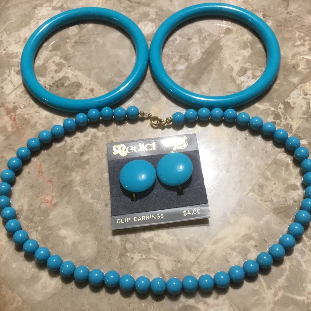Vintage Costume - Turquoise Necklace, Clip Earrings, and 2 Bracelets. - Picture 13 of 16